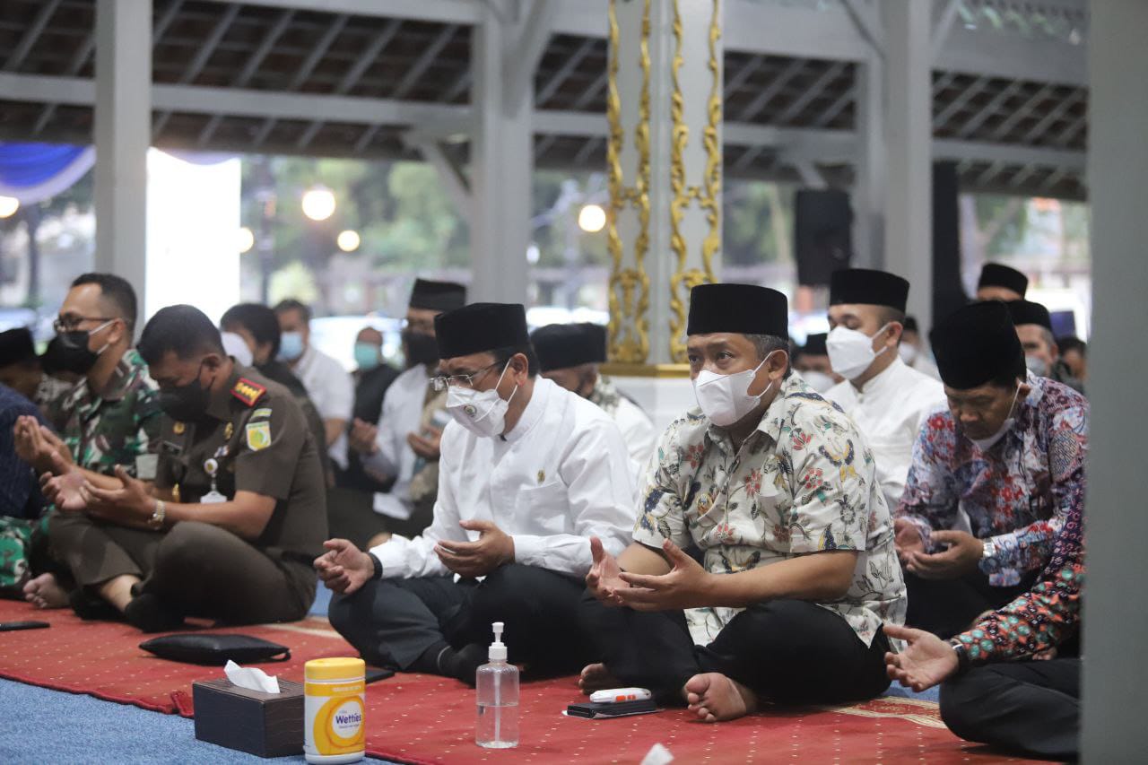 Ketua DPRD Kota Bandung Tedy Rusmawan bersama Wali Kota Yana Mulyana