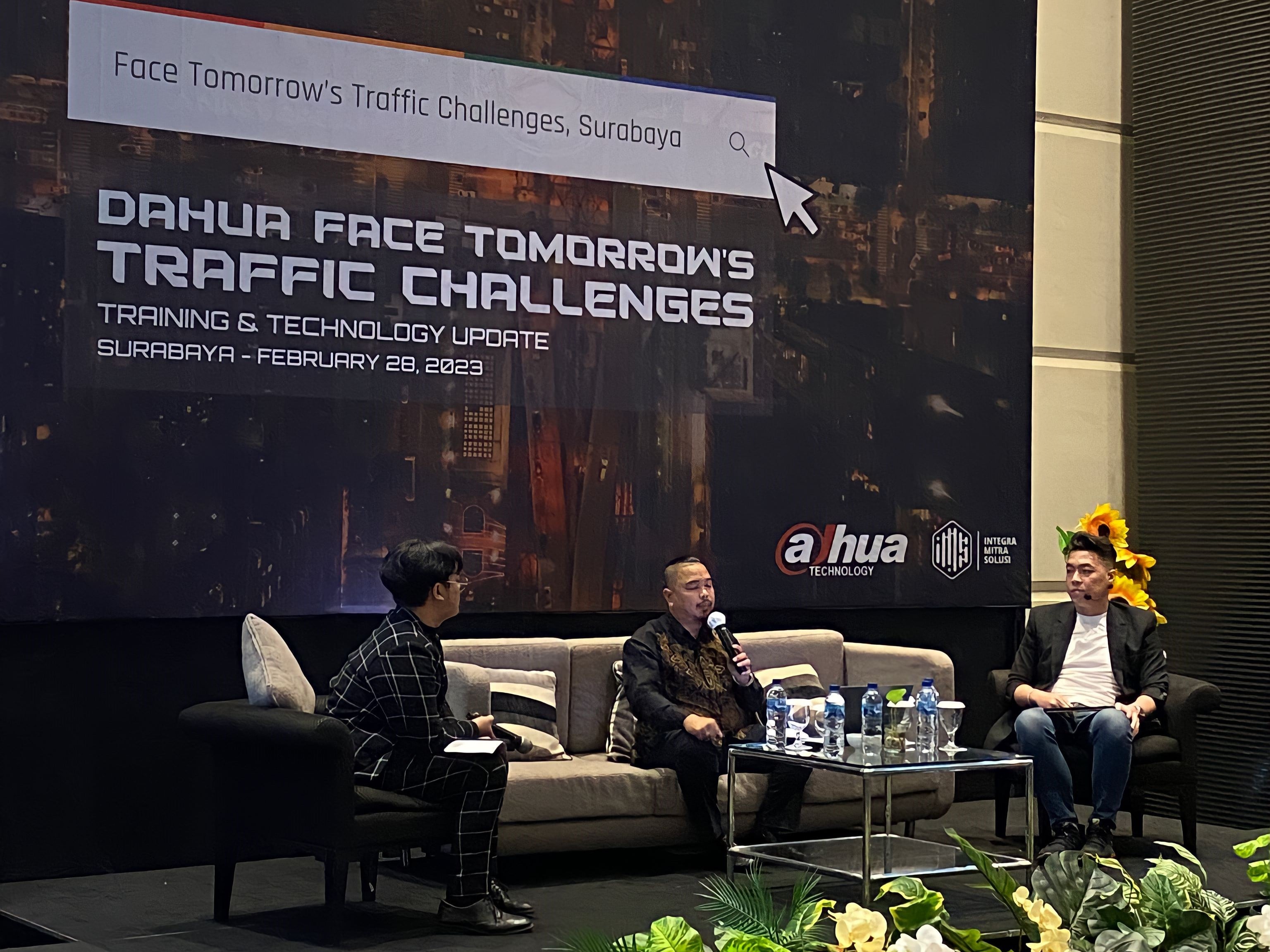 Dahua memperlebar line-up product yang lebih luas lagi seperti smart interactive board, lampu lalu lintas, dan traffic controller.