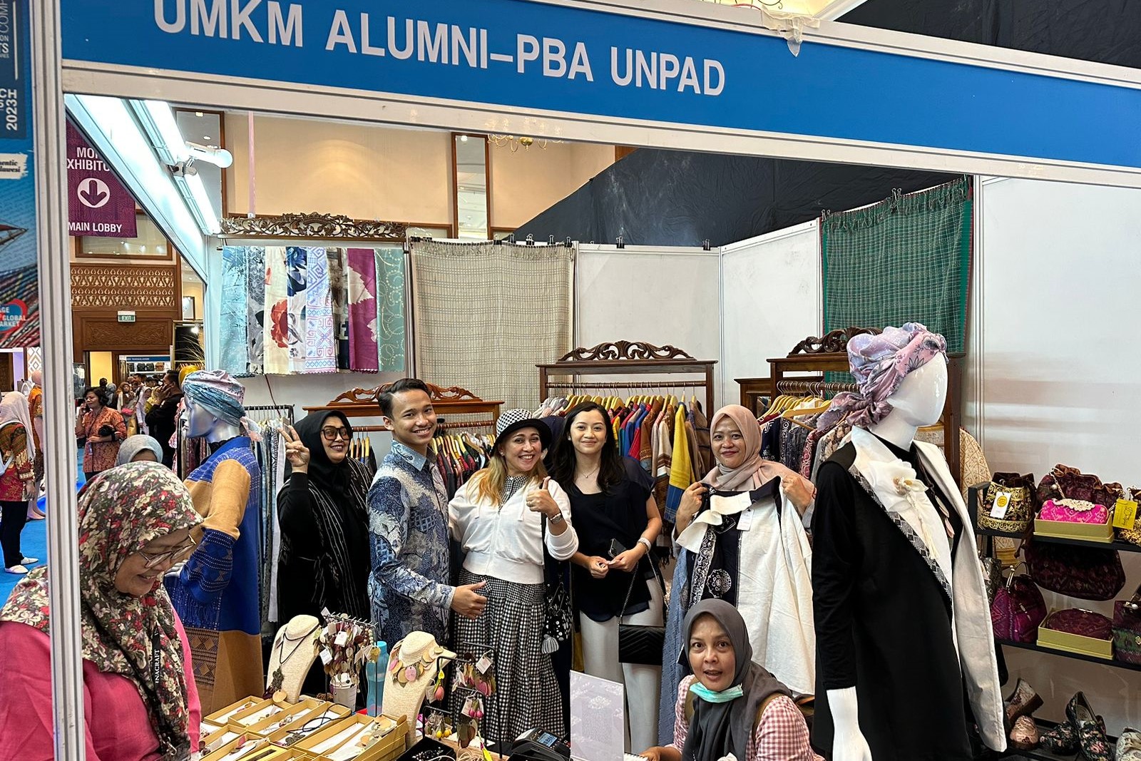 Pelaku UMKM Alumni belajar berinteraksi dengan para konsumen sekaligus membaca selera pasar, sehingga dapat menciptakan produk baru.