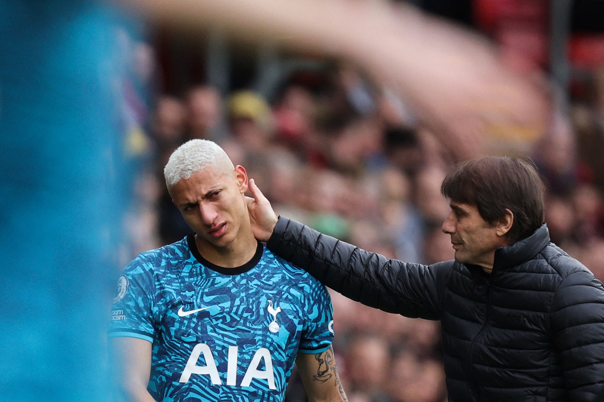 Pelatih Tottenham Hotspur Antonio Conte (kanan) menghibur pemainnya Richarlison.