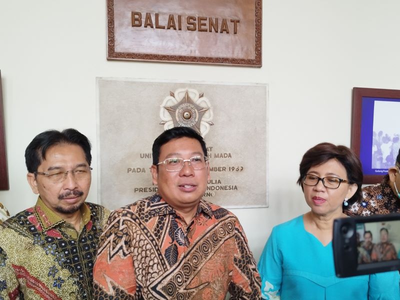 Kepala Badan Pangan Nasional Arief Prasetyo Adi (tengah) sedang memberikan pernyataan pers.