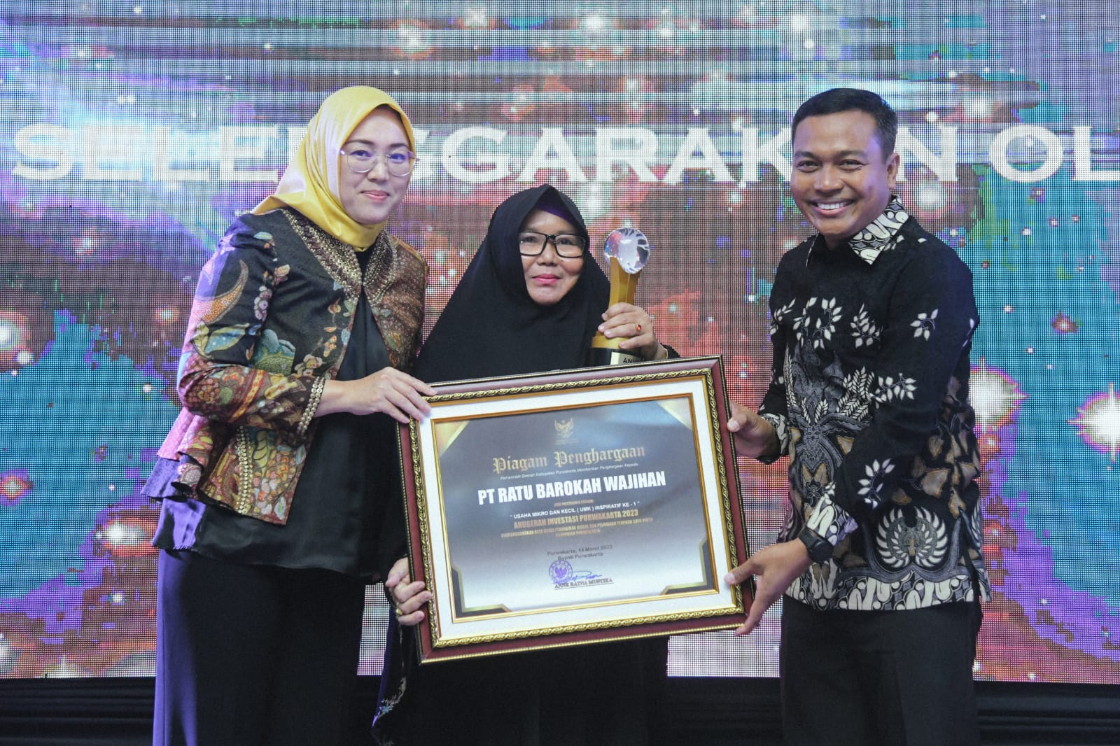 Bupati Purwakarta, Jawa Barat, Ratu Anne Mustika menyerahkan penghargaan untuk pelaku UMKM berprestasi di wilayahnya.