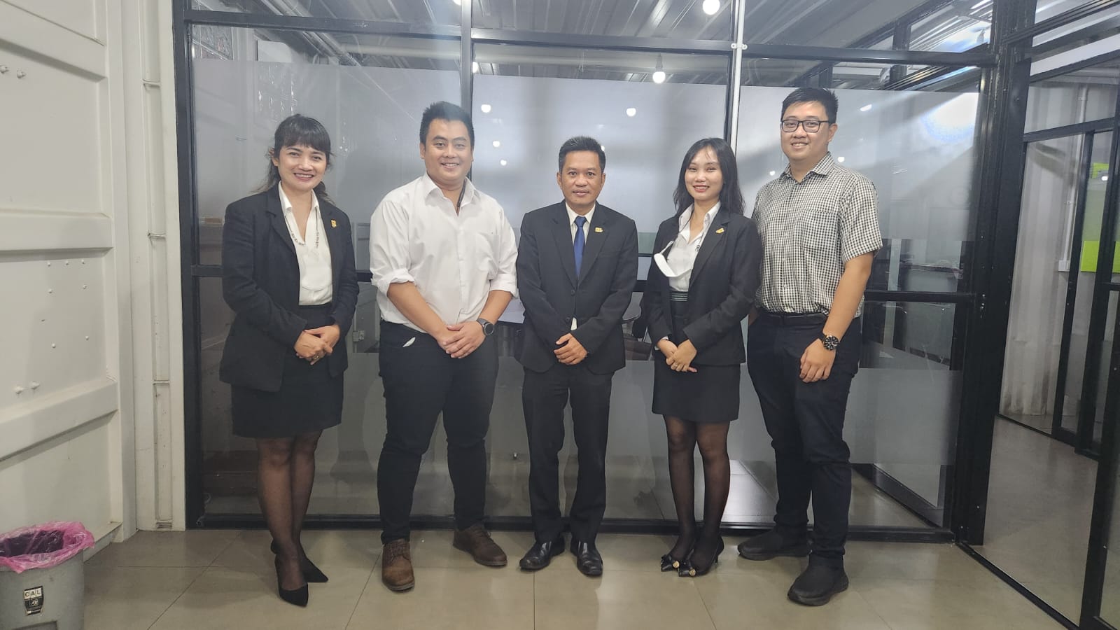 GM Ohana Yogy Ruland Wijaya berfoto dengan GM Santika Cikarang Agus Miran