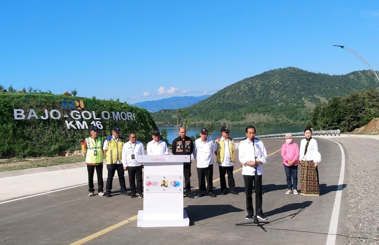 Presiden Jokowi meresmikan proyek jalan sepanjang 25 kilometer yang menghubungkan Labuan Bajo menuju Golo Mori, NTT, Selasa (14/3).