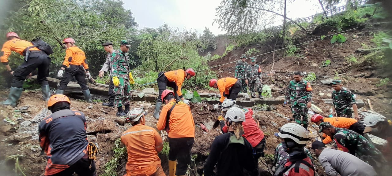 Proses evakuasi korban longsor di Kelurahan Empang, Bogor, Rabu (15/3/2023)