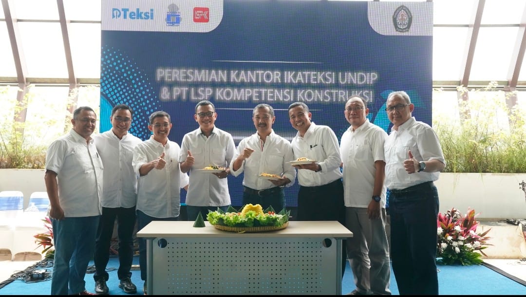 Ikatan Alumni Universitas Diponegoro meresmikan Sekretariat IKA Teknik Sipil (Ikateksi) Undip di Grandhika City, Bekasi, Sabtu (18/3).