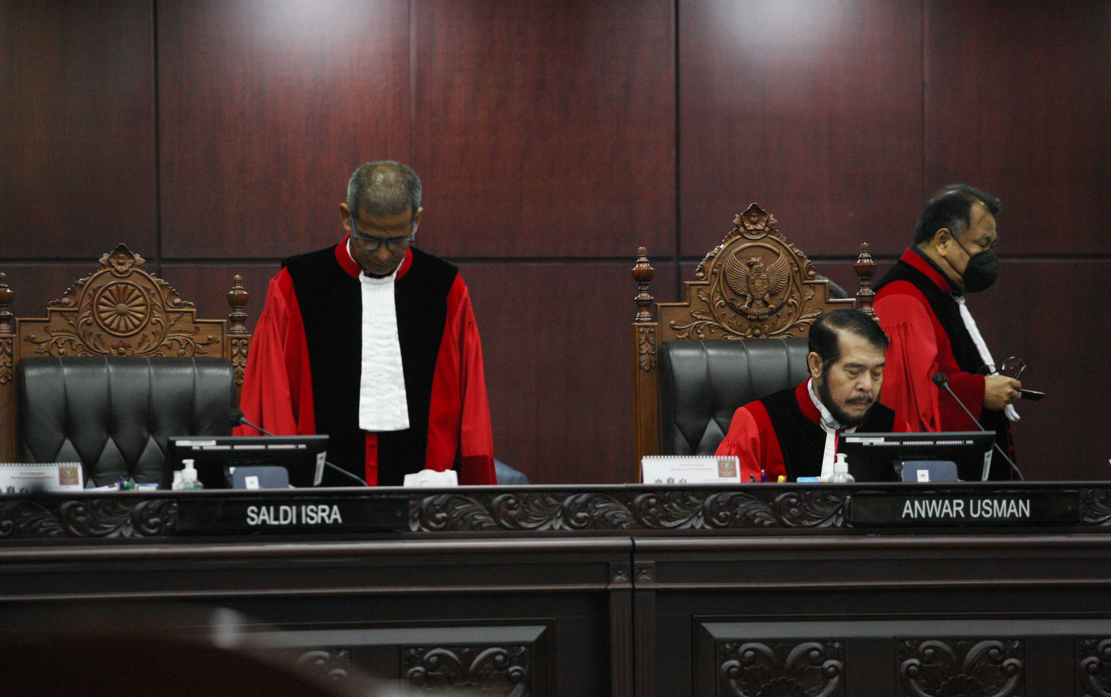 Wakil Ketua MK Saldi Isra (kiri) dan Ketua MK Anwar Usman (tengah) 