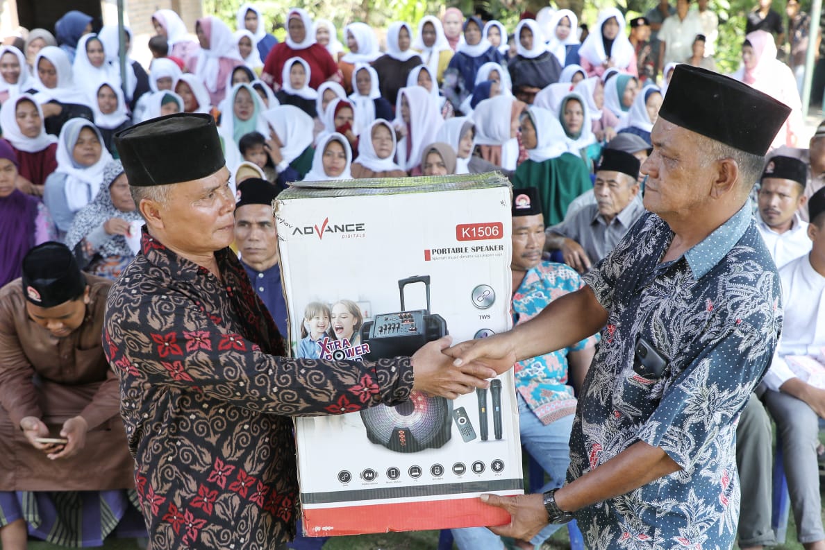 Usbat Ganjar Sumut memberikan bantuan pengeras suara pada majelis taklim usal pelatihan pemakaman jenazah