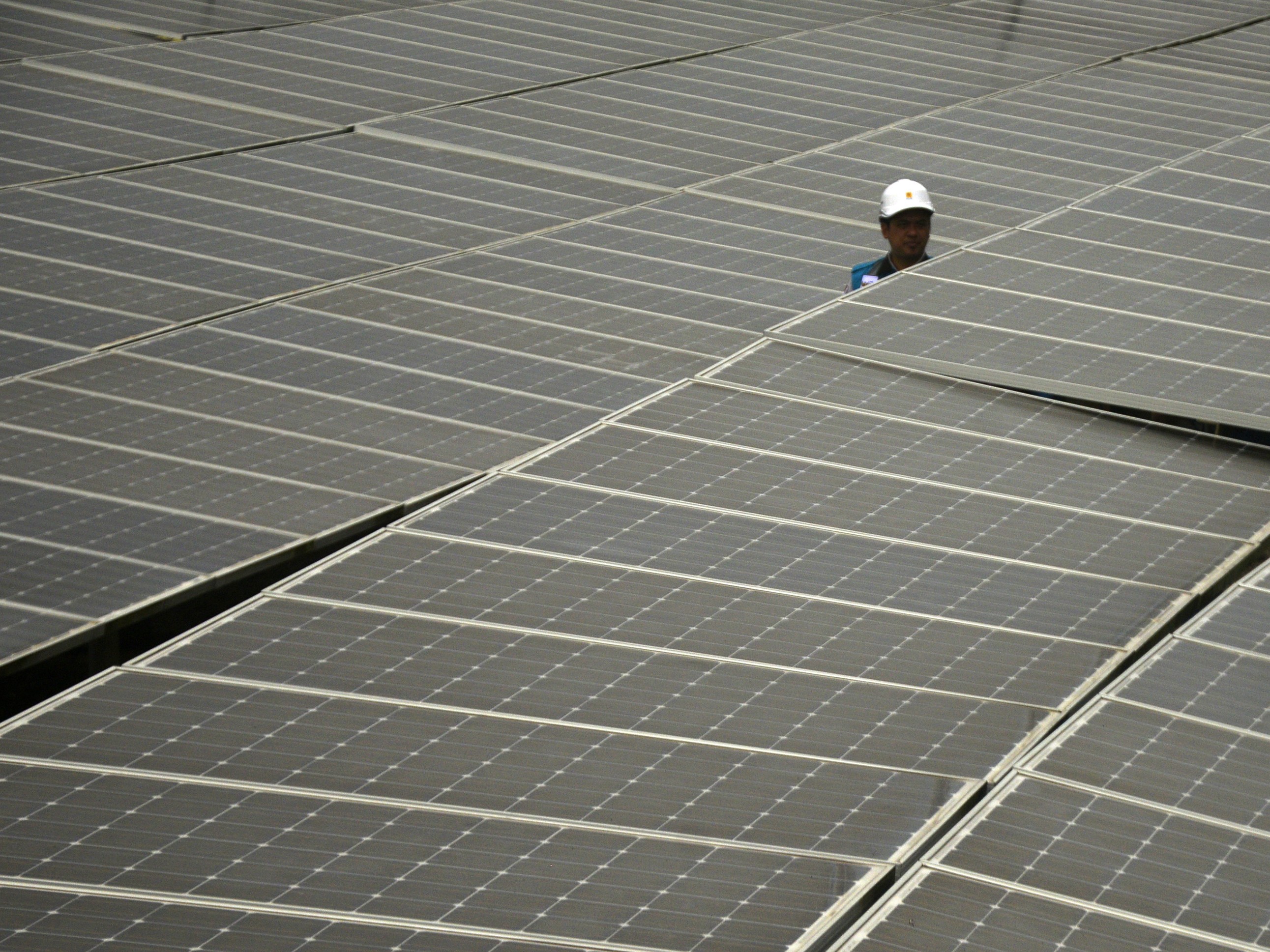 Petugas PLN mengecek panel pembangkit listrik tenaga surya (PLTS) di Pulau Kodingareng, Kecamatan Sangkarrang, Makassar, Sulawesi Selatan.