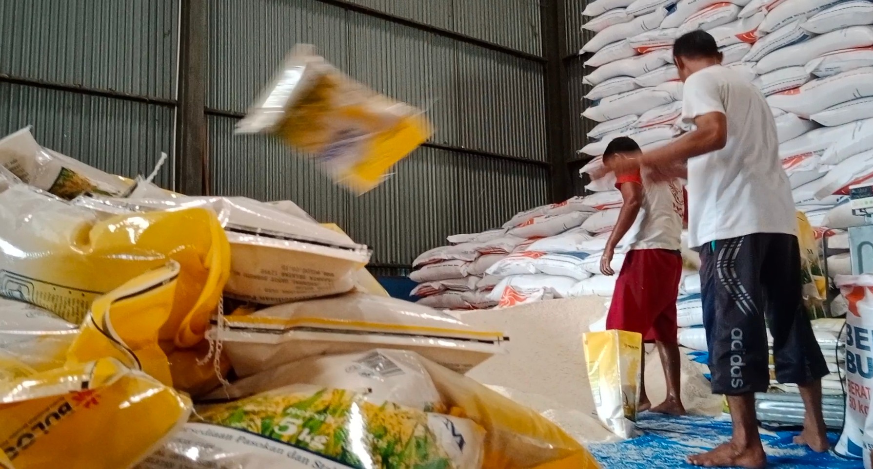  Ilustrasi: Pekerja sedang beraktivitas di gudang Bulog Dayah Teungoh, Sigli, Kabupaten Pidie, Aceh.