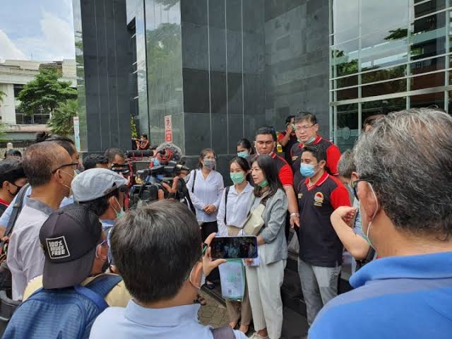 Para korban PT Asuransi Jiwa Kresna (AJK) atau Kresna Life dan Bambang Hartono, kuasa hukum korban dari LQ Indonesia Lawfirm, kepada wartawa