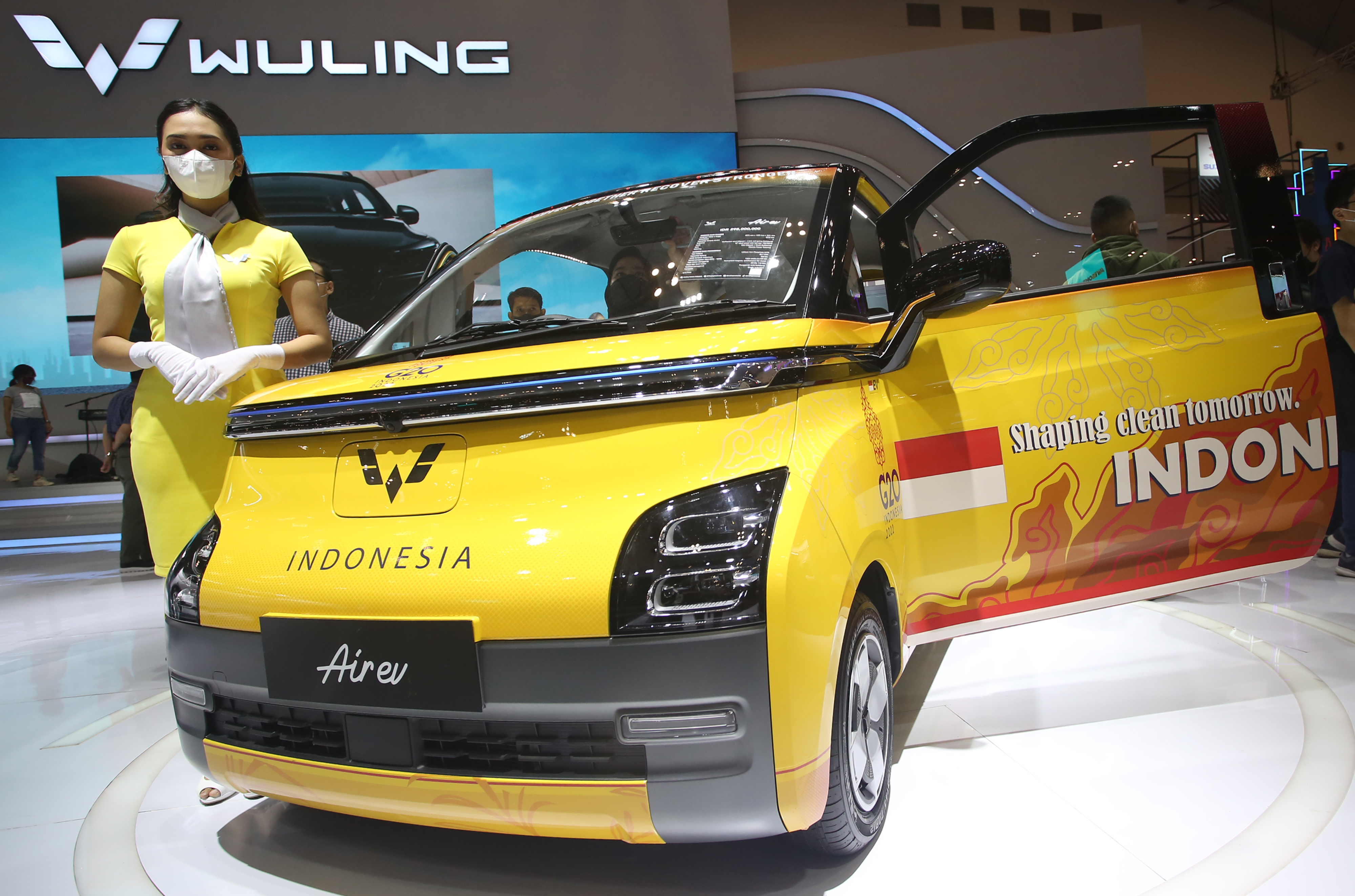 Model berpose di samping mobil listrik Wuling Air Ev