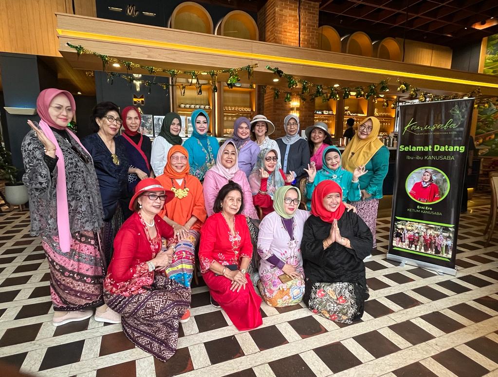 Ketua Umum Kanusaba Erni Ero (duduk di tengah) bersama para ibu anggota Kanusaba.