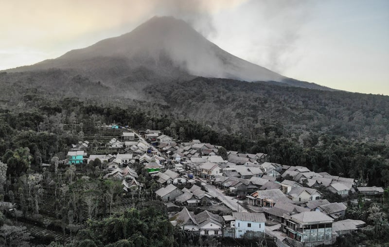 Abu vulkanik akibat guguran awan panas Gunung Merapi