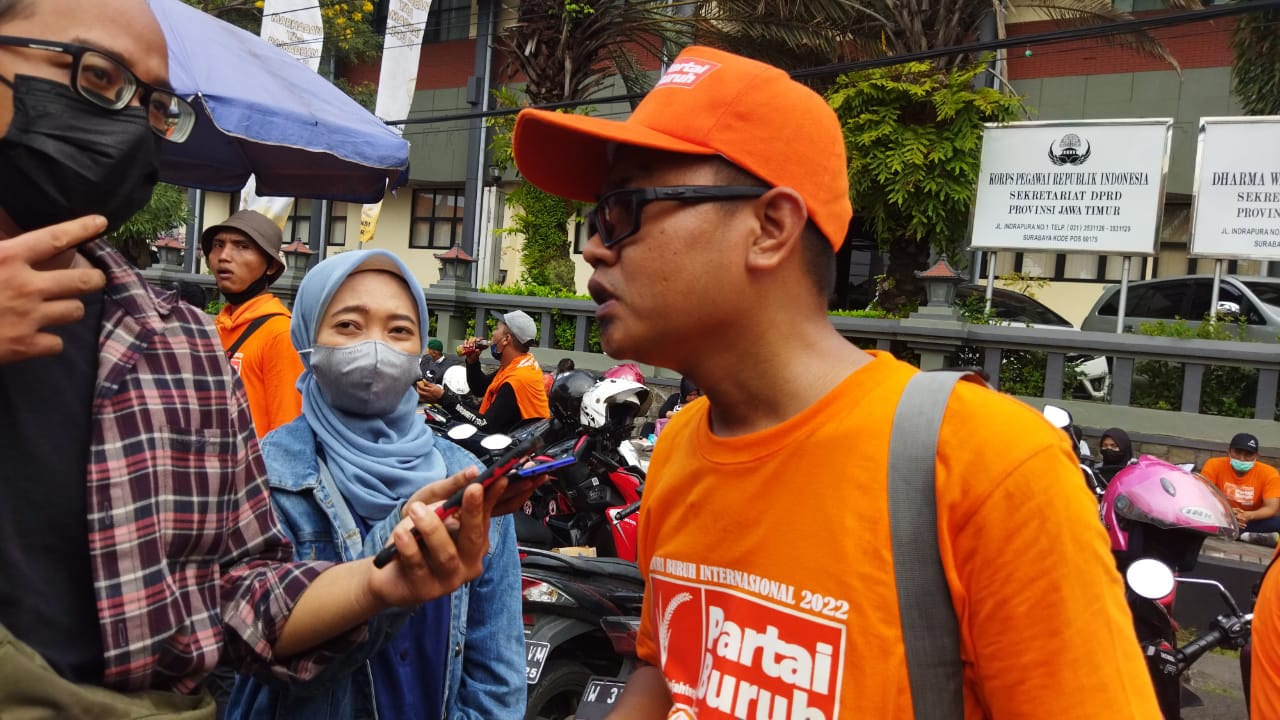 Direktur Hukum dan Advokasi Anggaran Jamkeswatch Nasional Ipang Sugiasmoro. saat diwawancarai wartawan.