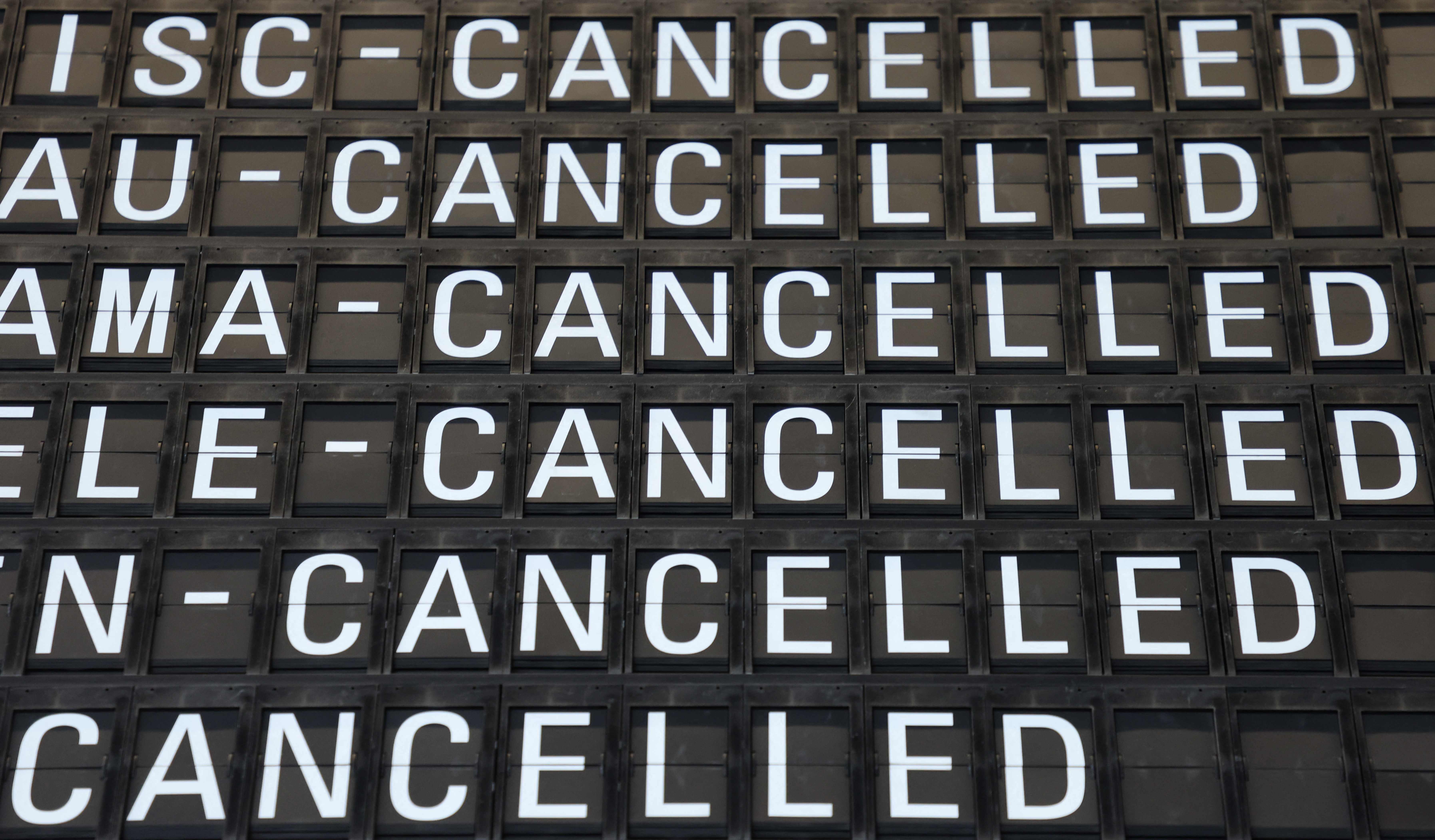 Papan informasi di Bandara di Jerman menampilkan jadwal penerbangan yang dibatalkan akibat adanya aksi mogok kerja di negara tersebut.