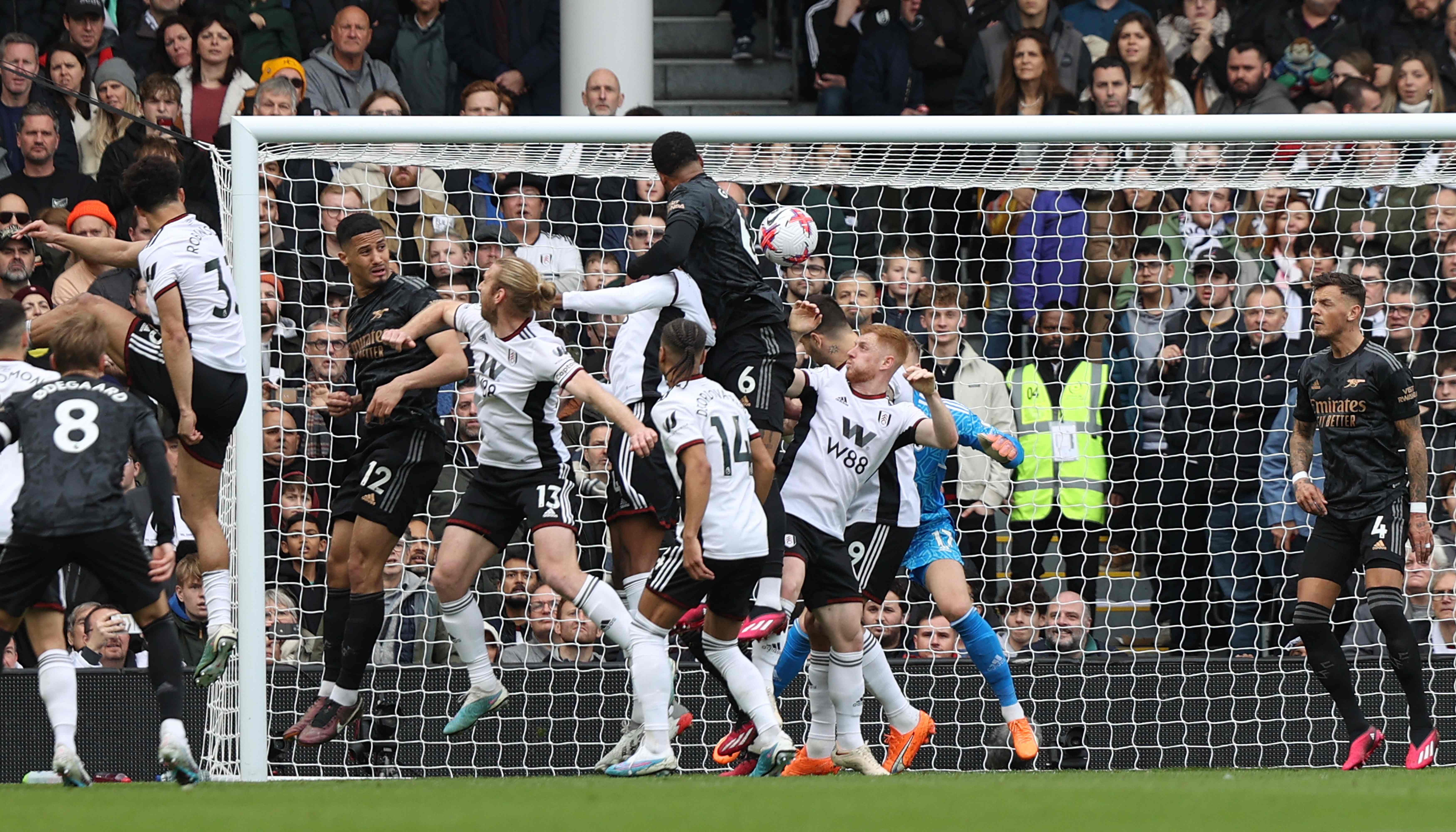 Bek Arsenal Gabriel Magalhaes (tengah) mencetak gol lewat sundulan dalam laga Liga Primer Inggris melawan Fulham.