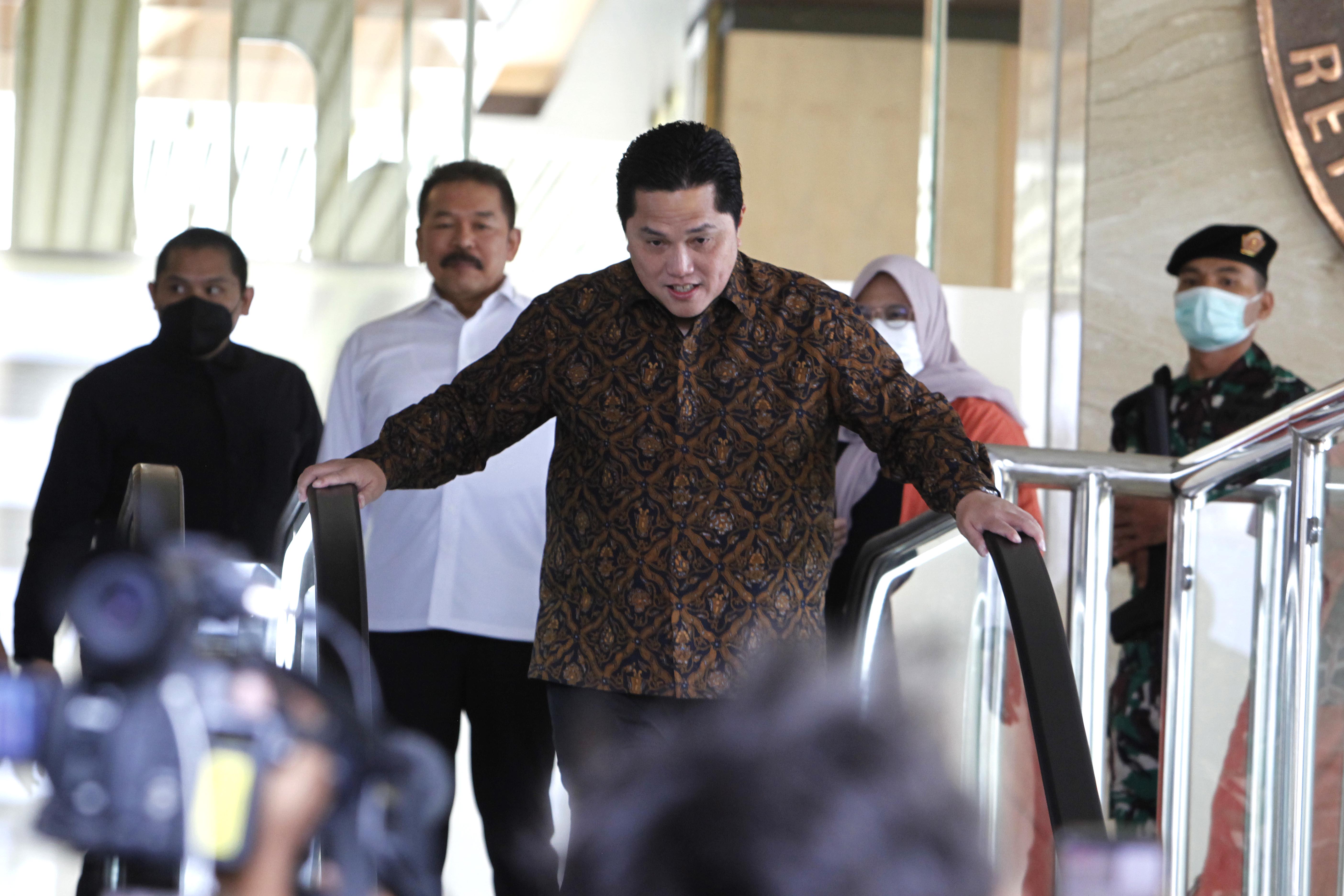 Erick Thohir berjalan keluar usai bertemu Jaksa Agung ST Burhanuddin di Gedung Kejaksaan Agung (6/3/2023).