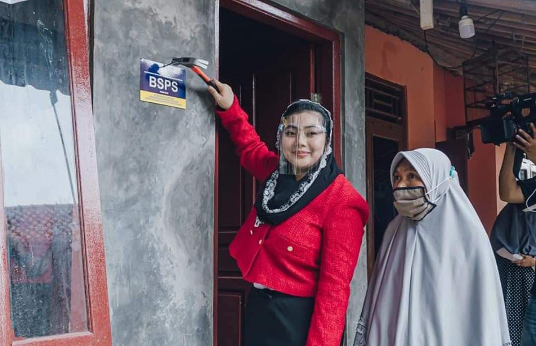 Anggota DPR Fraksi PDI-P Paramitha Widya Kusuma (kiri)