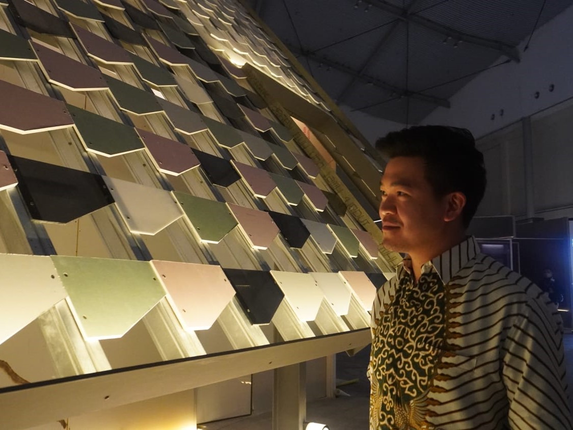 Instalasi bertema Selasar Tutur sebagai representasi budaya Indonesia yang gemar berkumpul di ruang komunal seperti selasar/teras. 