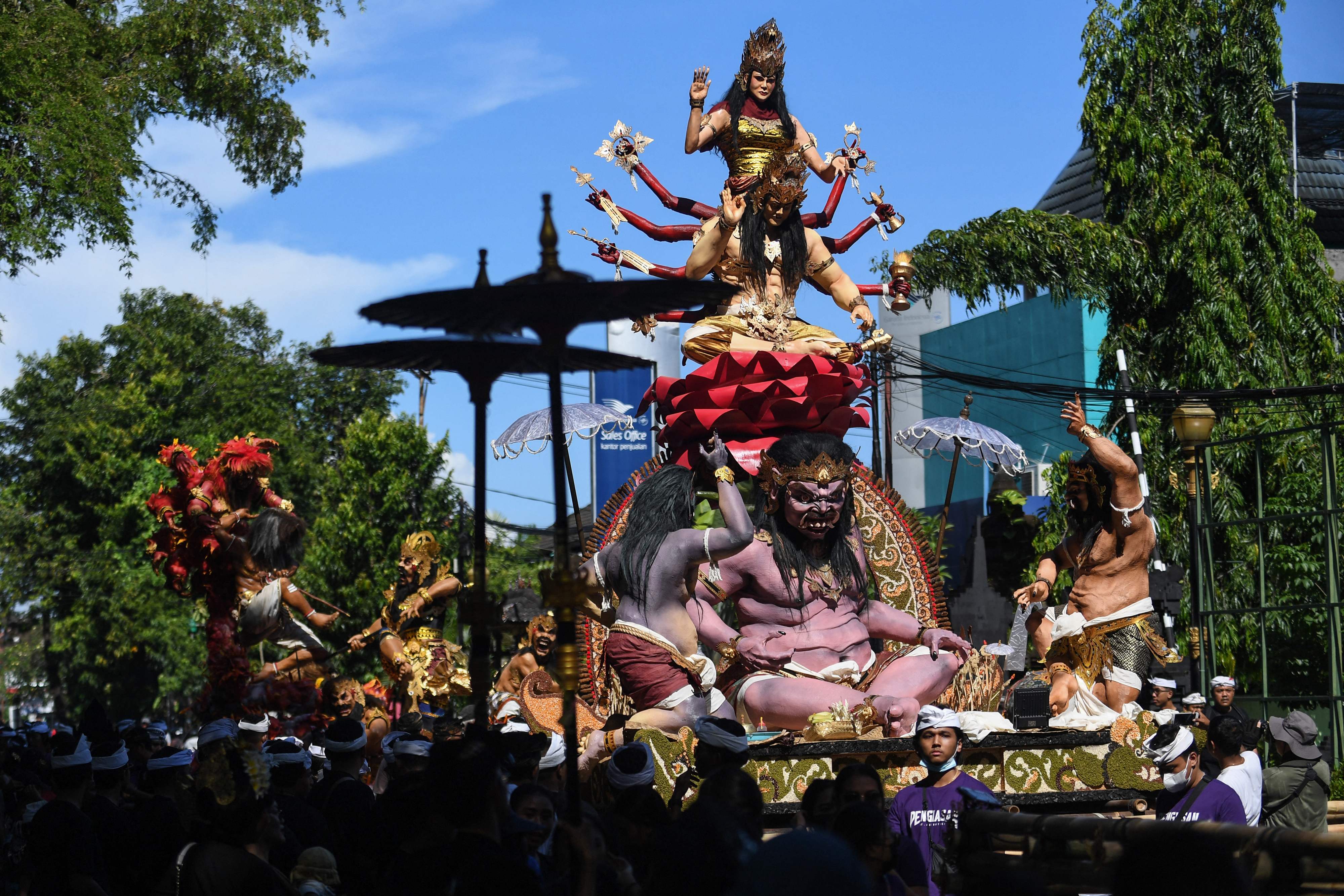 Ilustrasi pawai ogoh-ogoh