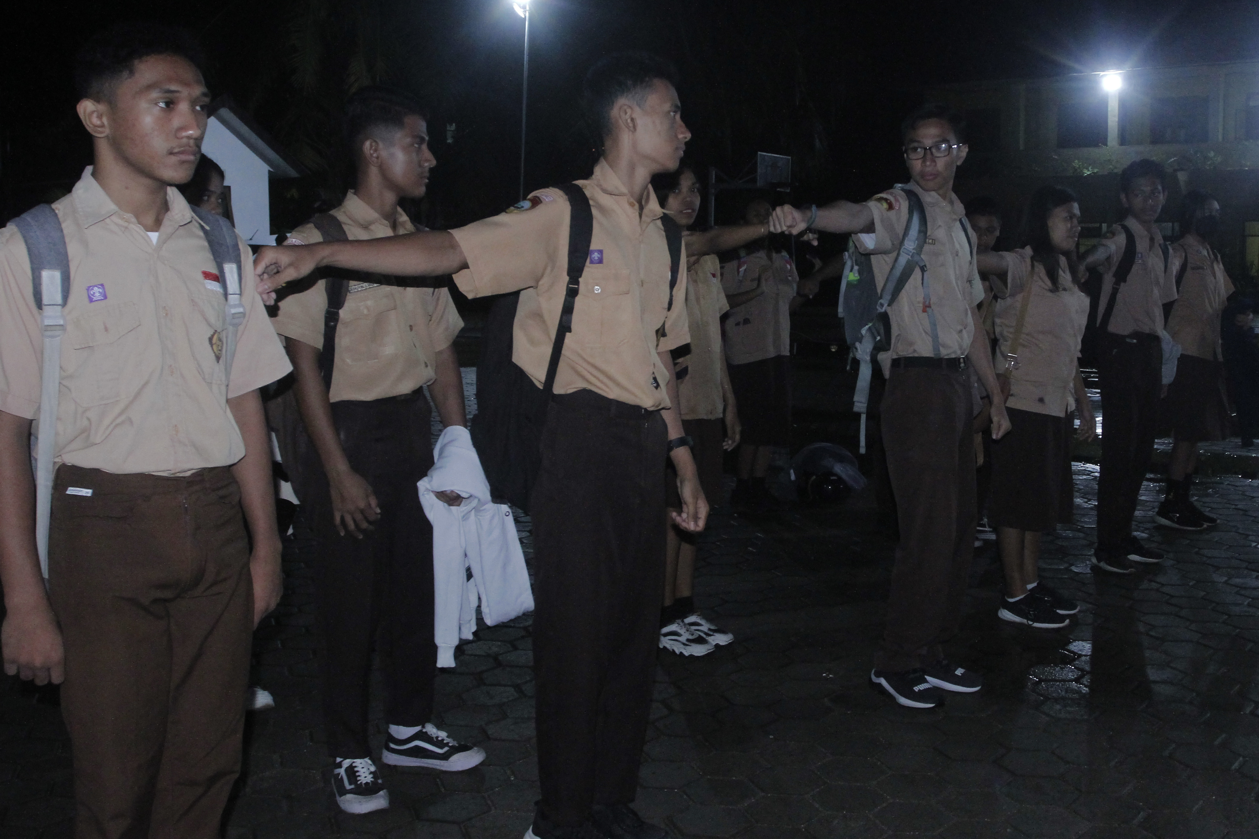 Sejumlah pelajar SMA di Kupang, NTT, yang mulai masuk sekolah pukul 05.00 WITA.