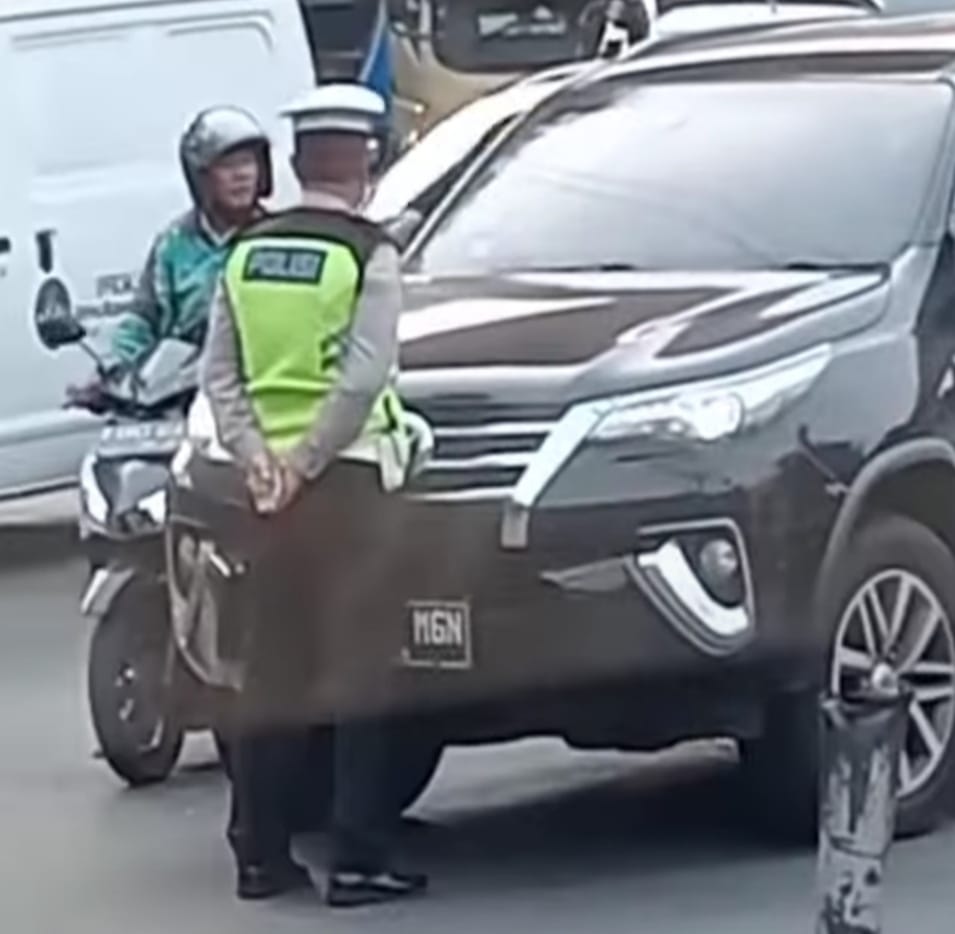 Pengemudi Toyota Fortuner menyeruduk anggota polisi lalu lintas di Traffic Light Cengkareng Barat, Jakarta Barat.