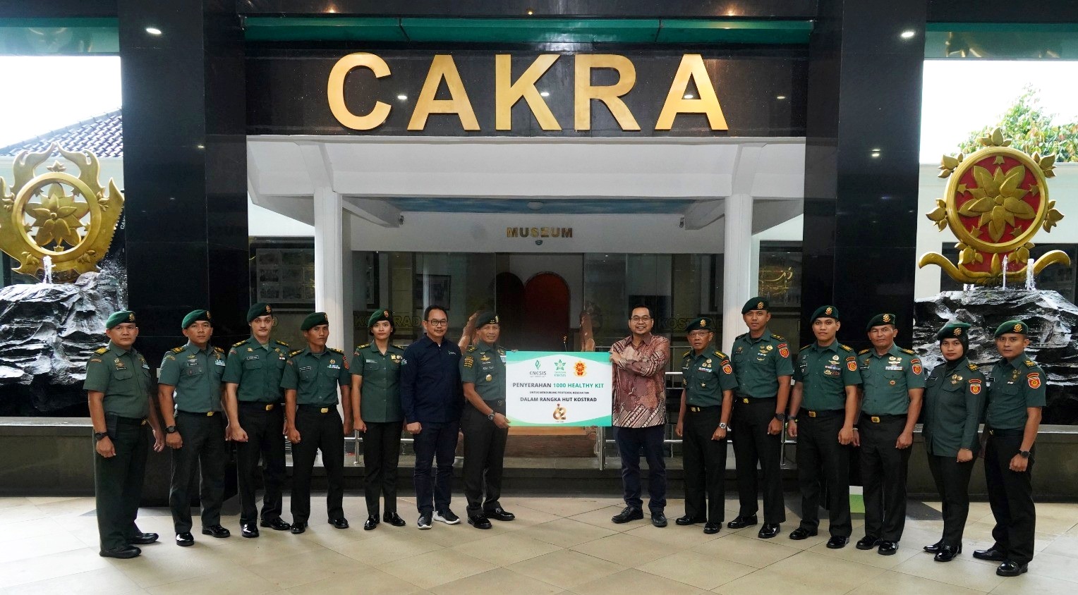 Penyerahan secara simbolis healhty kit dari CHRO Enesis Group, Bambang Cahyono, kepada Kas Kostrad Mayor Jenderal TNI M Nur Rahmad, SIP.