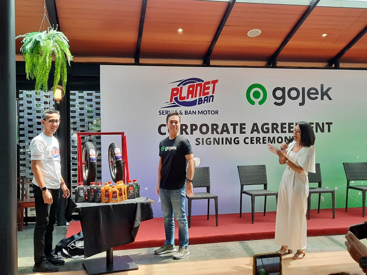 Chief Operations Officer Planet Ban Deden Hendra Shakti (kiri) dan VP Driver Strategy Gojek Paul Bastian pada perjanjian kerja sama