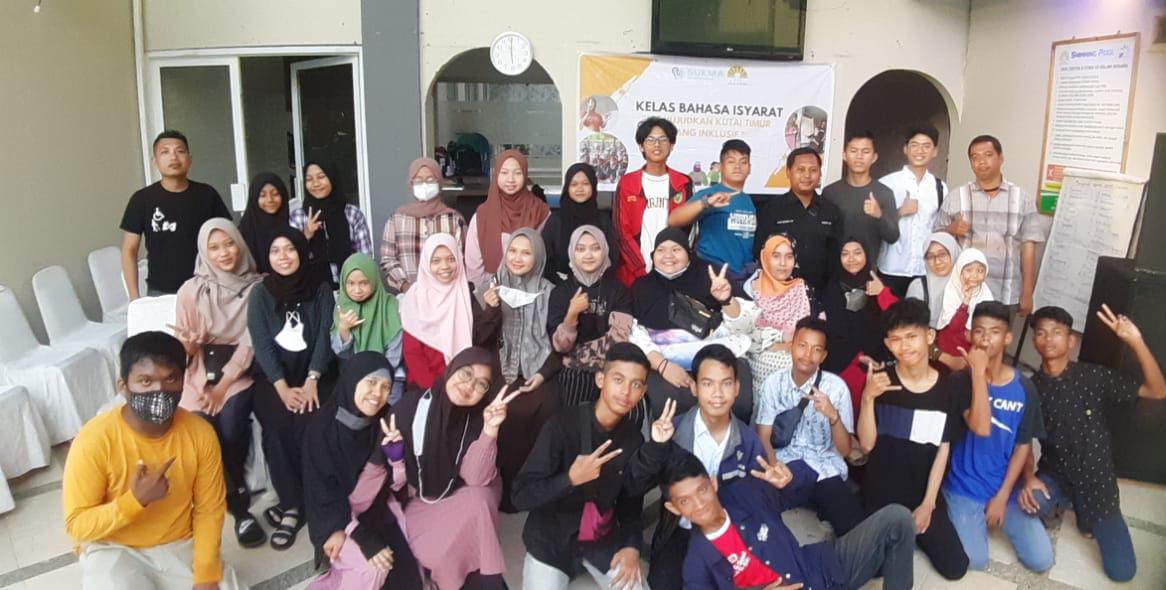 Srikandi Ganjar Kaltim menggelar kegiatan pelatihan bahasa isyarat bersama Komunitas Sukma Sangatta di Kutai Timur, Selasa (7/3/2023)