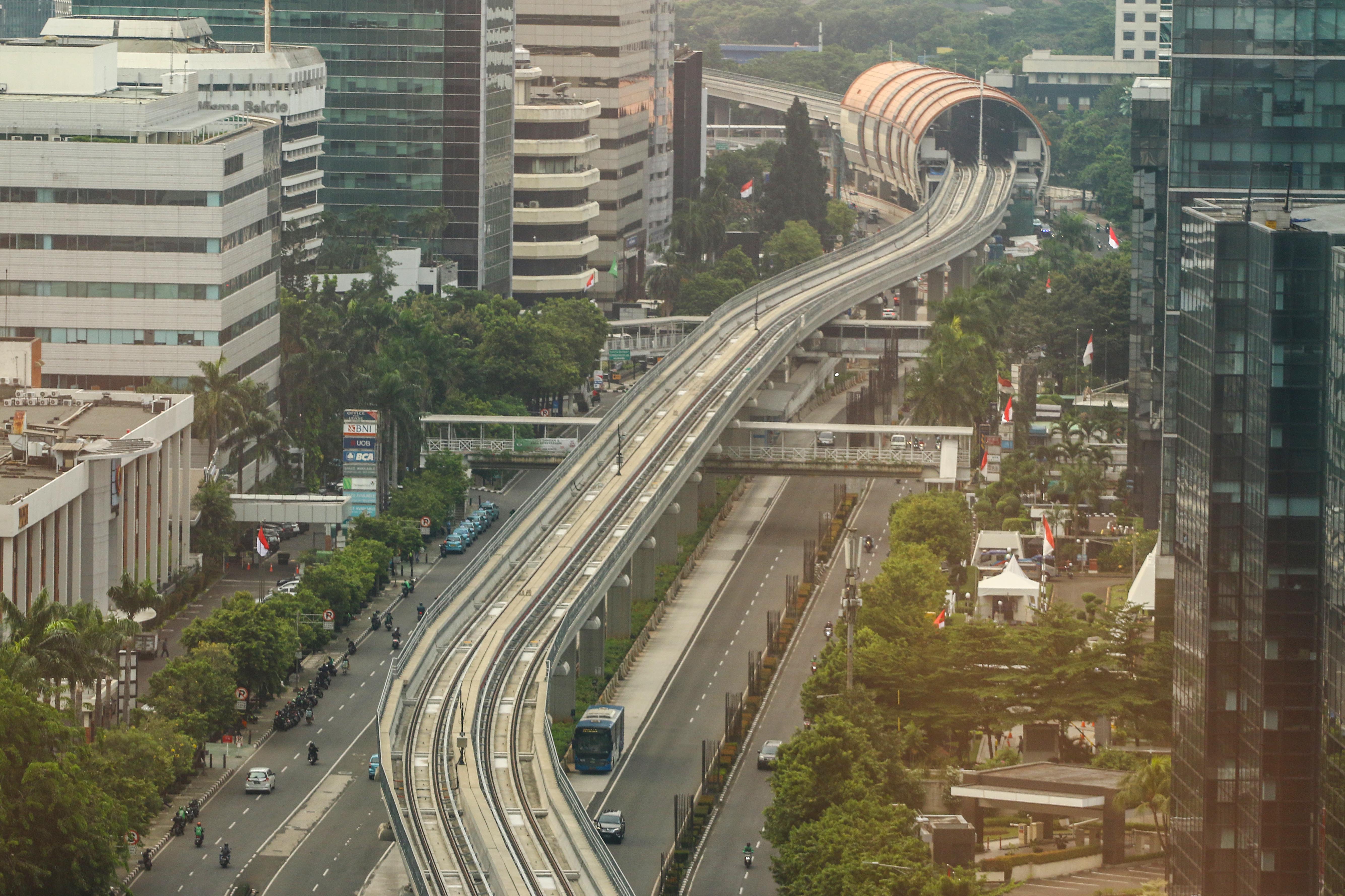 Kendaraan melintas di bawah jalur LRT, Kuningan, Jakarta.