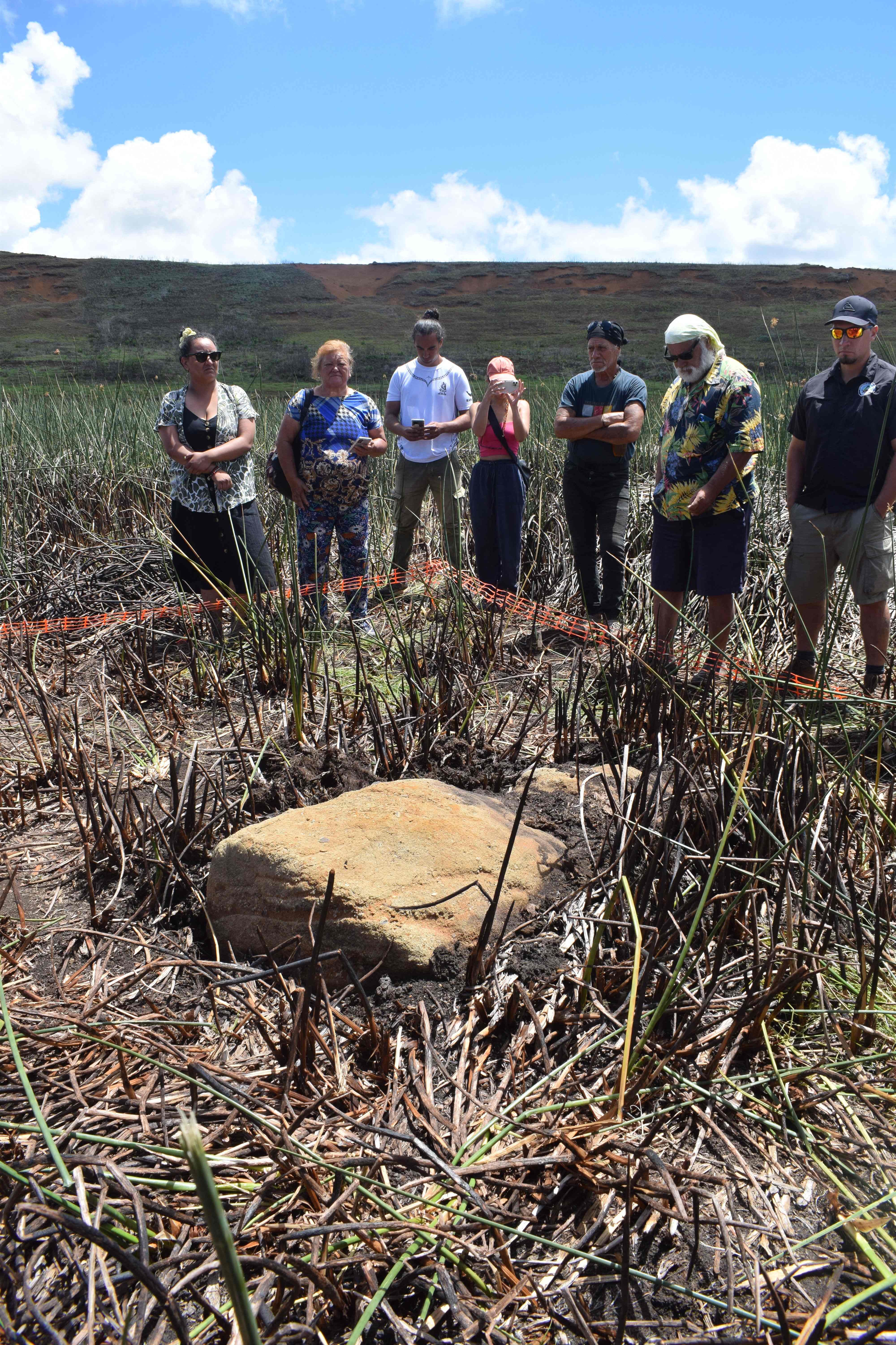 patung monolit atau Moai yang ditemukan di sebuah kawah di Pulau Paskah