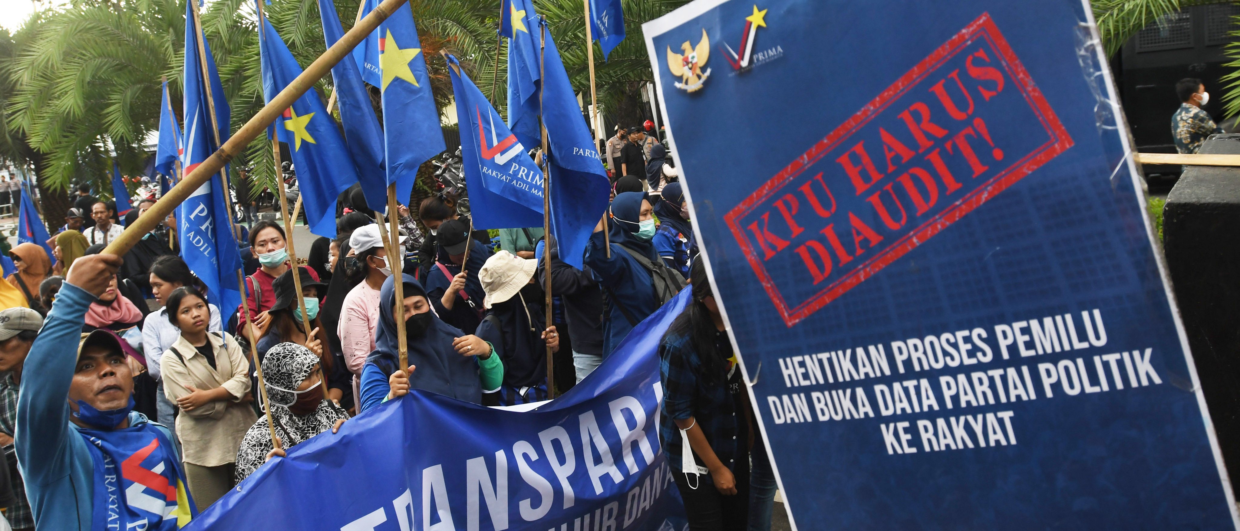 Massa dari Partai Rakyat Adil Makmur (Prima) berunjuk rasa di depan Kantor KPU, Jakarta.