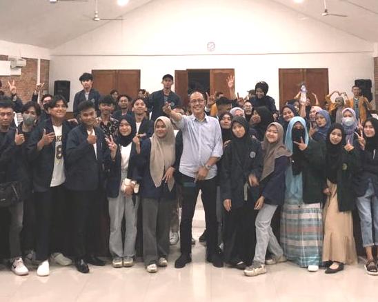 Ayep Zaki bersama anak-anak muda di Sukabumi, Jawa Barat.