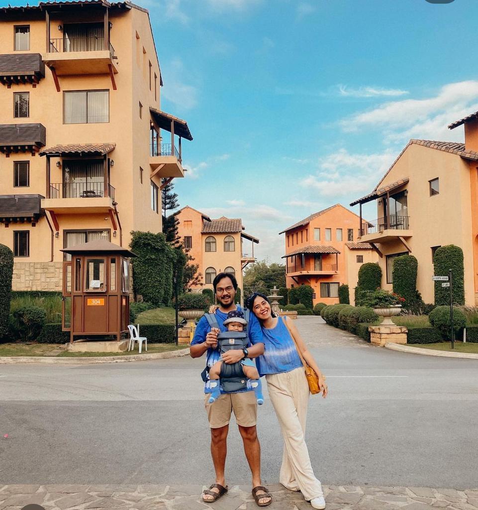 Travel Blogger Kadek Arini bepergian bersama anak dan suami