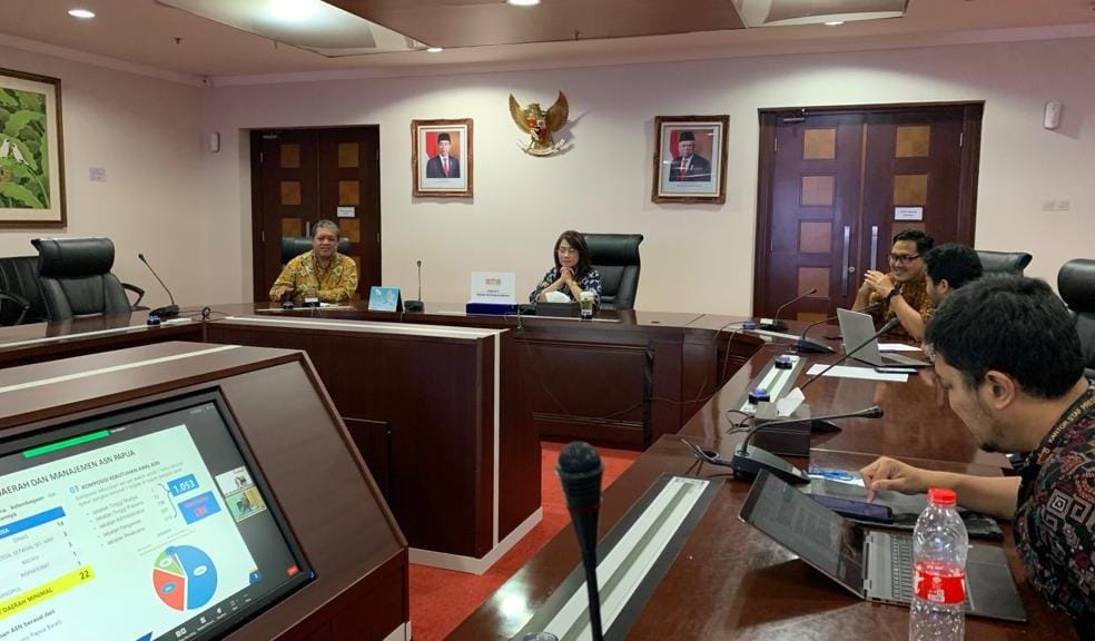 Deputi V KSP, Jaleswari Pramodhawardani saat memimpin rakor terkait tahapan Pemilu 2024 bersama 6 penjabat gubernur sewilayah Papua.