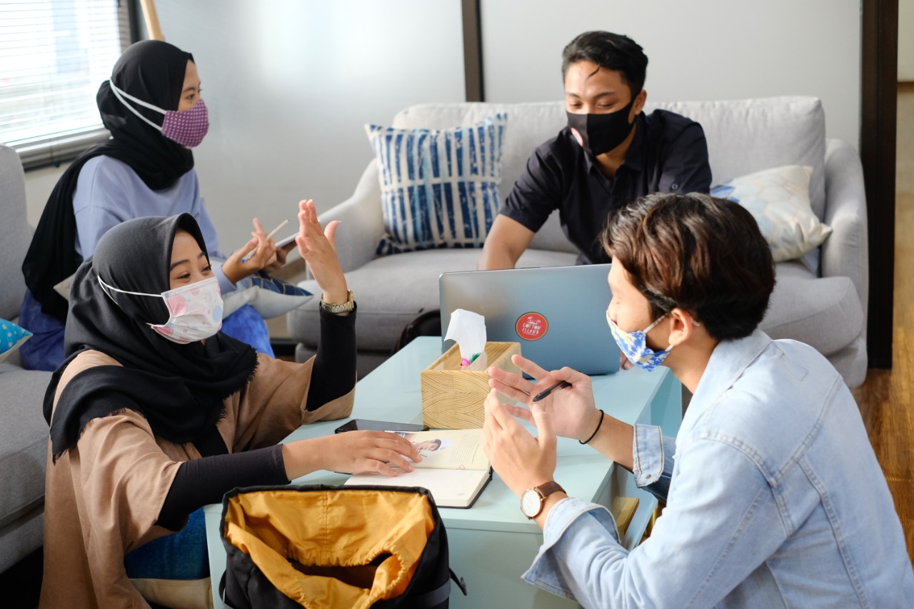 Ilustrasi anak-anak muda berbincang tentang bisnis.