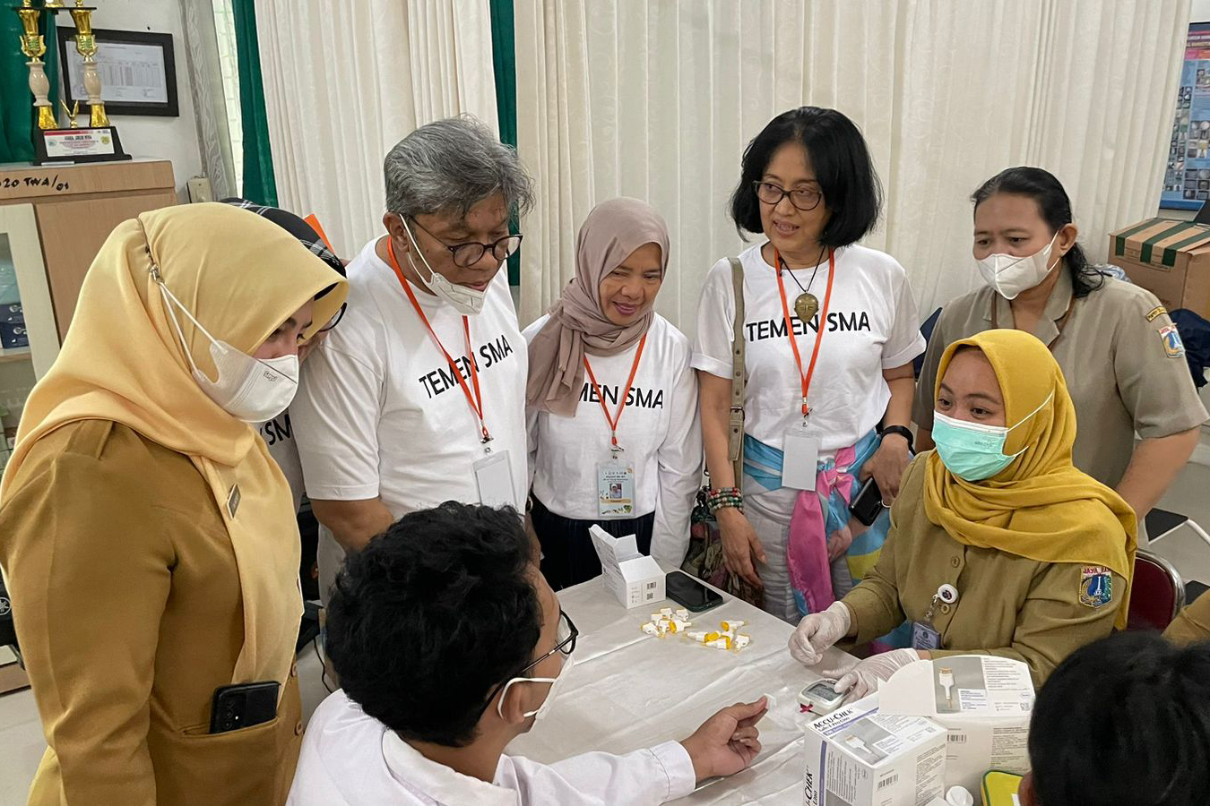 Pemeriksaan kesehatan untuk para siswa SMAN 68, Jakarta.