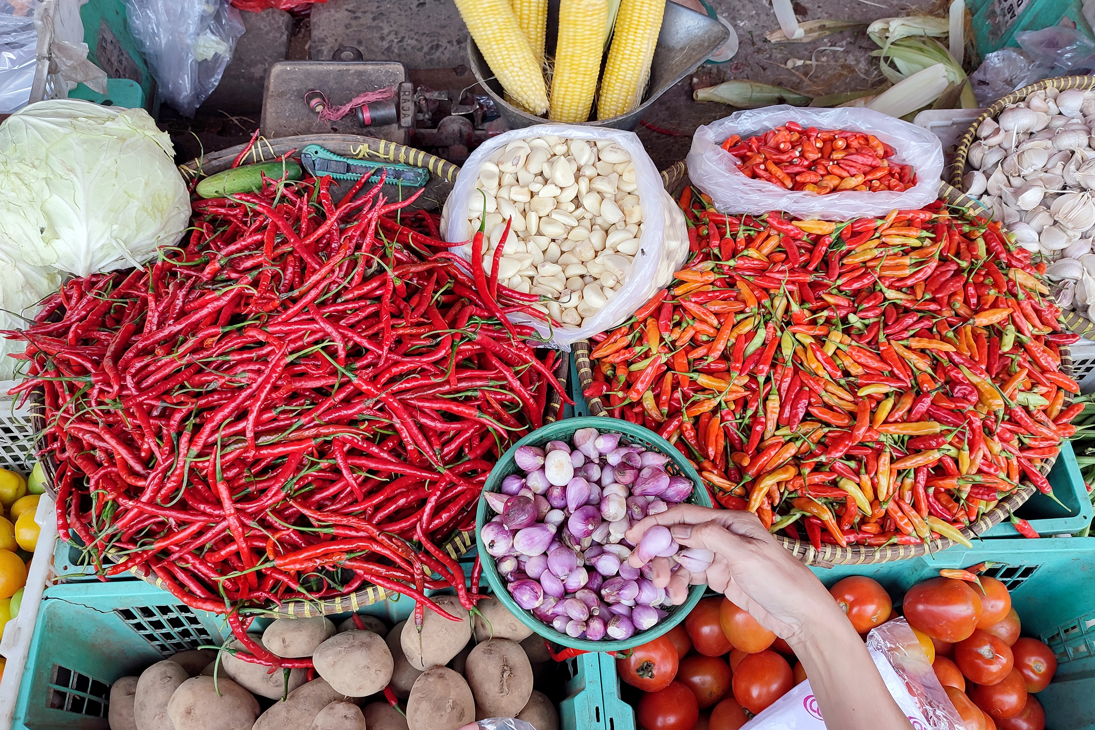 Pedagang menjajakan cabai di pasar. Pemprov Sumsel telah mengantisipasi agar tidak terjadi lonjakan harga jelang Ramadan.