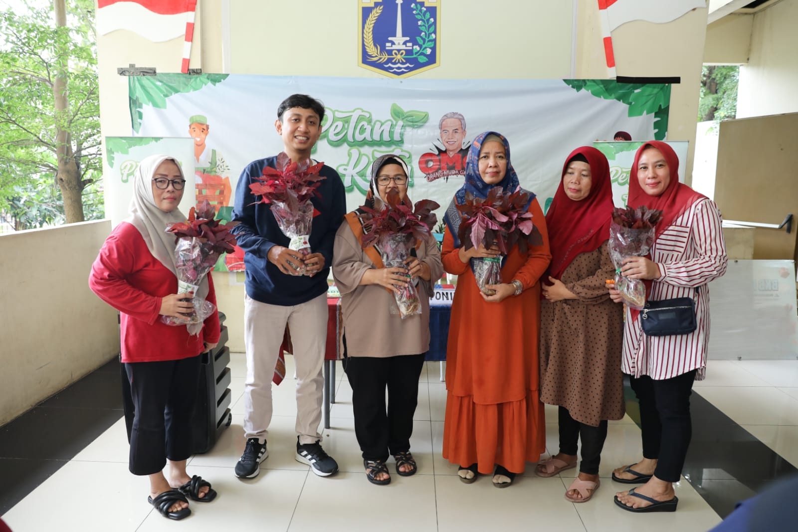 Orang Muda Ganjar (OMG) membangun dua unit instalasi hidroponik di halaman rumah susuan sewa (Rusunawa) Jatinegara Barat, Jakarta Timur, ke