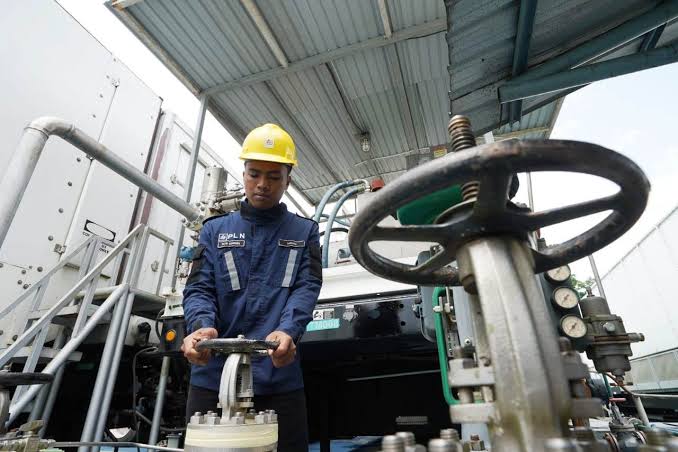 Petugas di PLTG Sambera