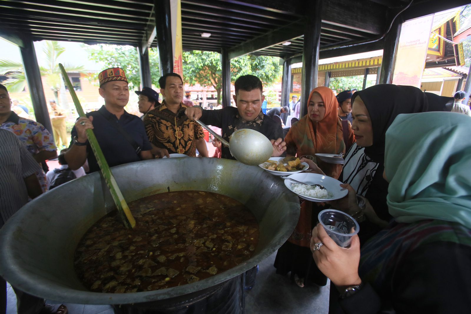 Kenduri kuah beulangong atau makan bersama kari daging.