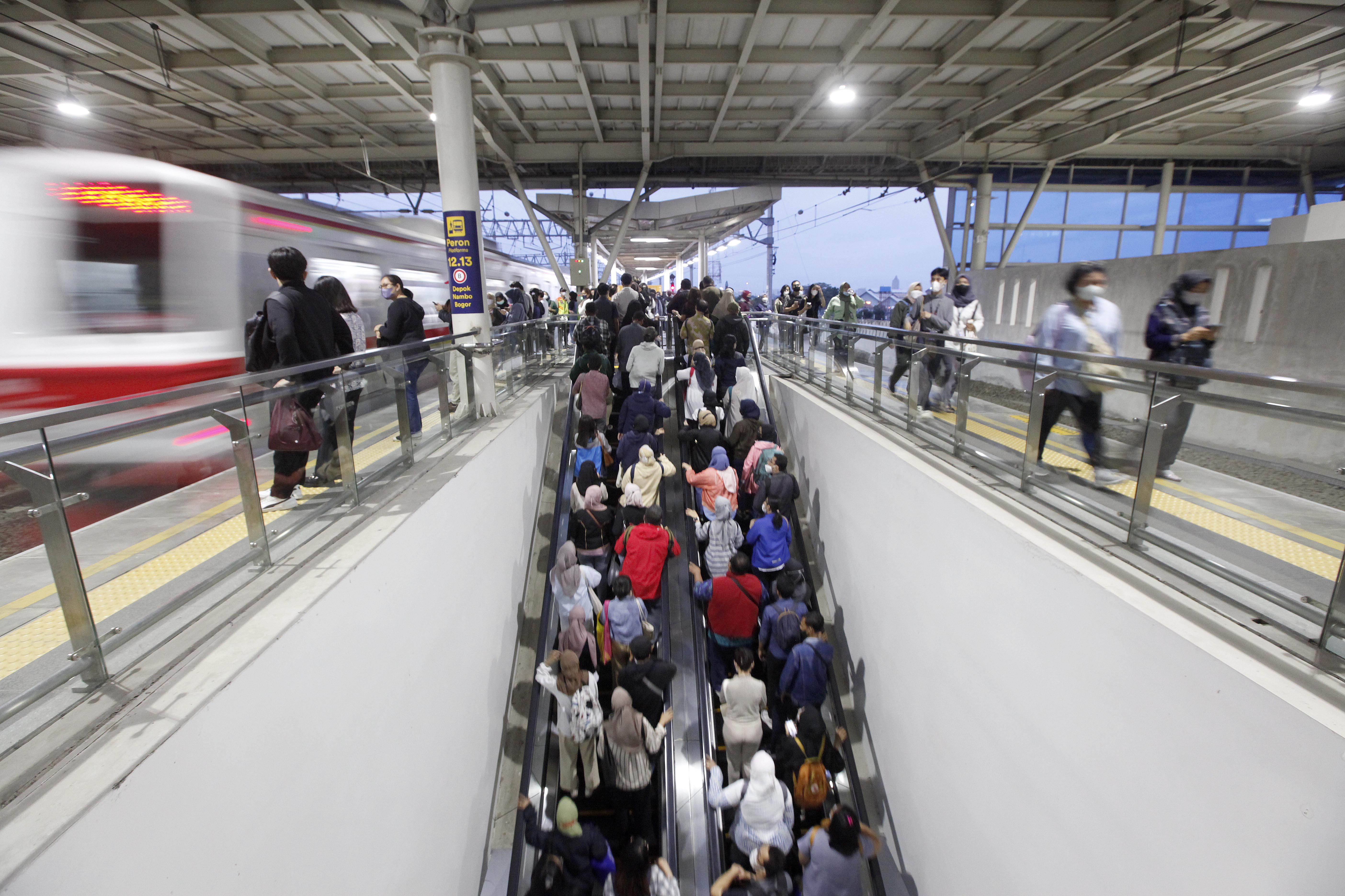 Pengguna kereta komuter bergegas untuk berpindah peron menuju jurusan Bogor di Stasiun Manggarai, Jakarta.