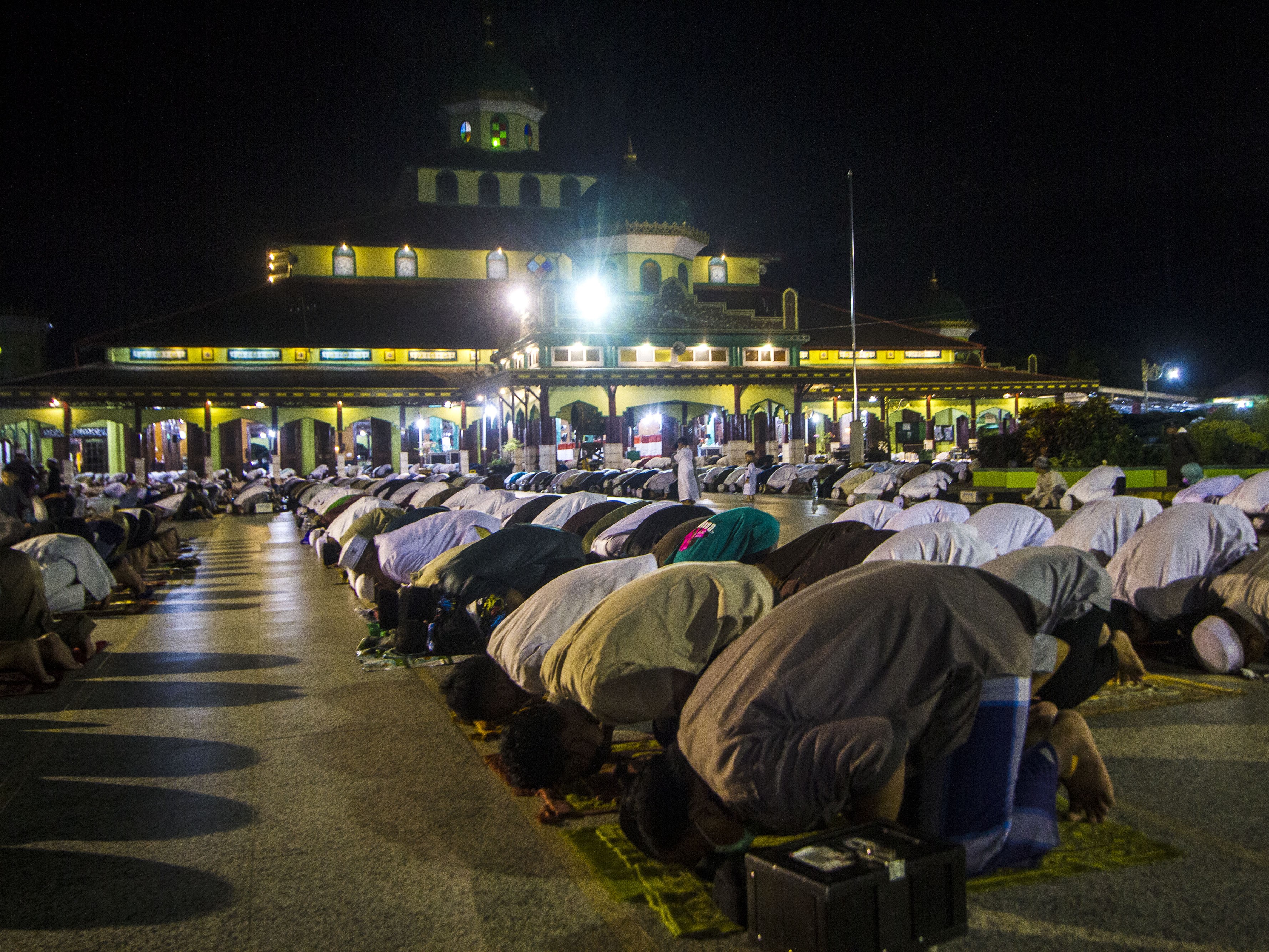 Umat islam melaksanakan salat sunat tasbih malam nisfu Sya'ban 15 Sya'ban 1443 Hijriah di Masjid Jami Banjarmasin, Kalimantan Selatan.