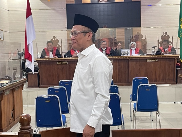 Mantan Ketua PWNU Lampung Mohammad Mukri menghadiri sidang kasus suap penerimaan mahasiswa Unila di PN Tanjungkarang