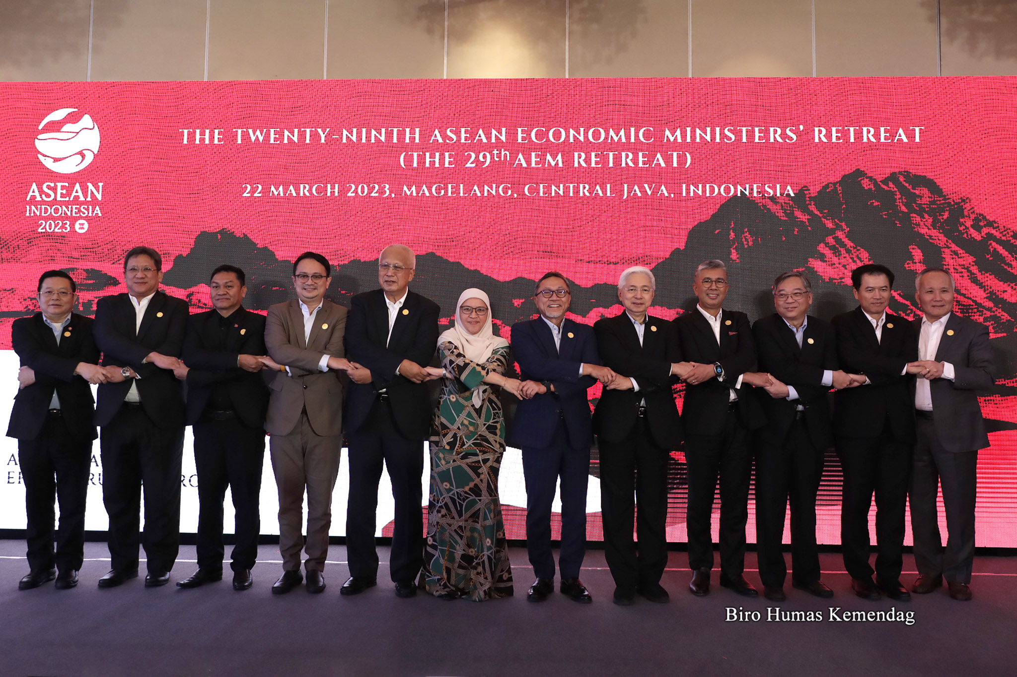 Menteri Perdagangan Zulkifli Hasan bersama sejumlah menteri ekonomi ASEAN di forum AEM Retreat
