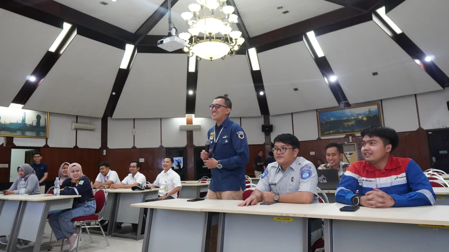 Relawan Bakti BUMN sedang mengikuti pelatihan untuk terjun mendampingi masyarakat Pulau Kemaro.