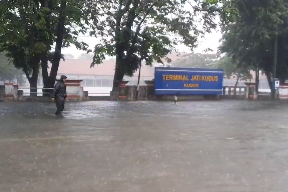Banjir Kudus Meluas, Jalur Pantura dan Terminal Induk Kebanjiran