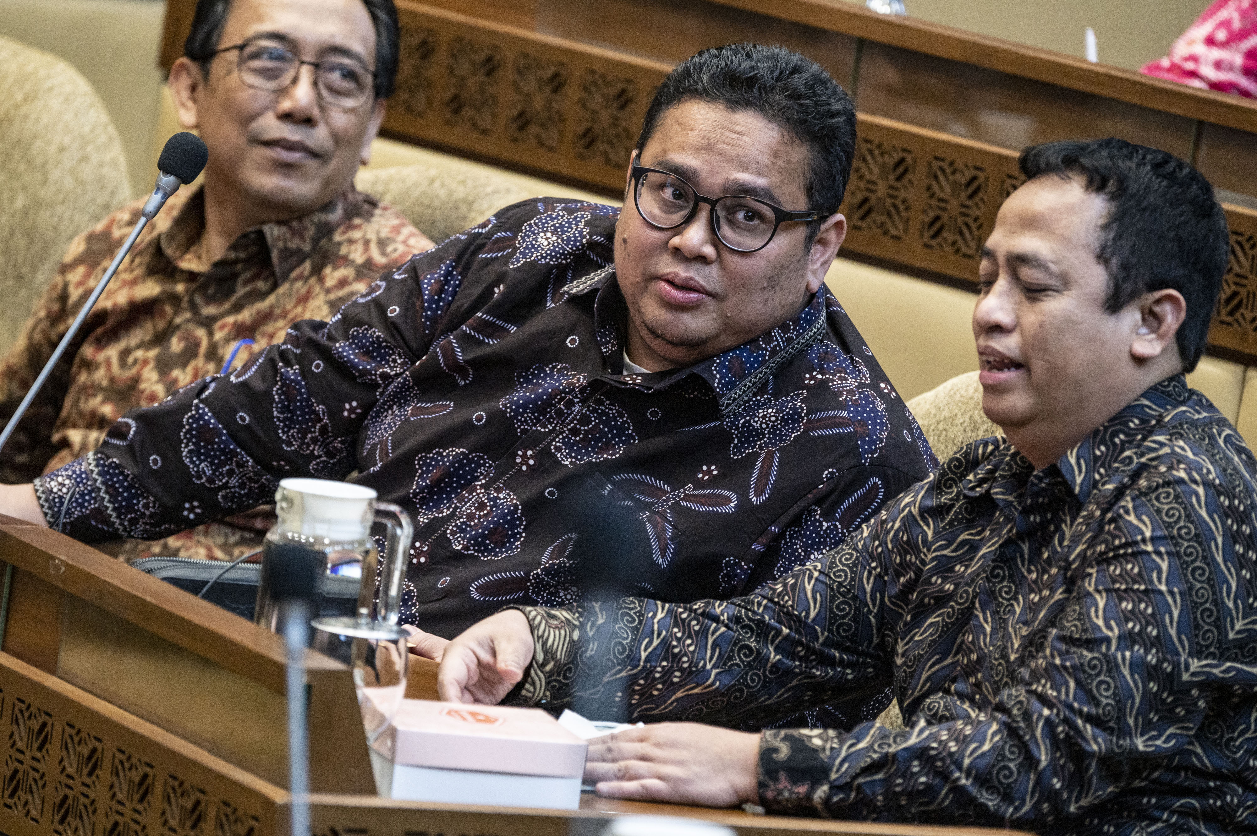 Ketua Bawaslu Rahmat Bagja (tengah)