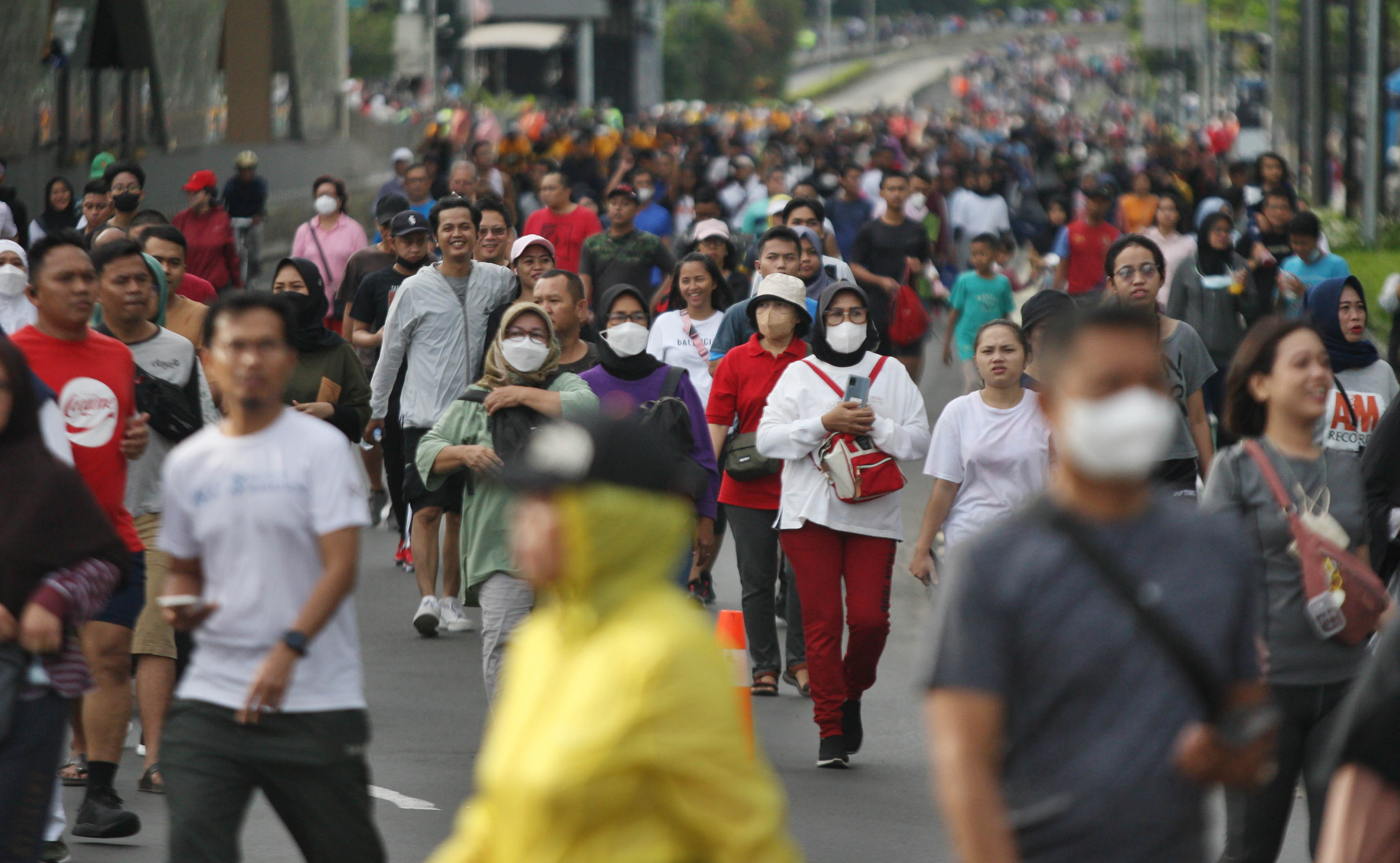 Warga beraktivitas di arena car free day (CFD) di kawasan Bundaran HI,